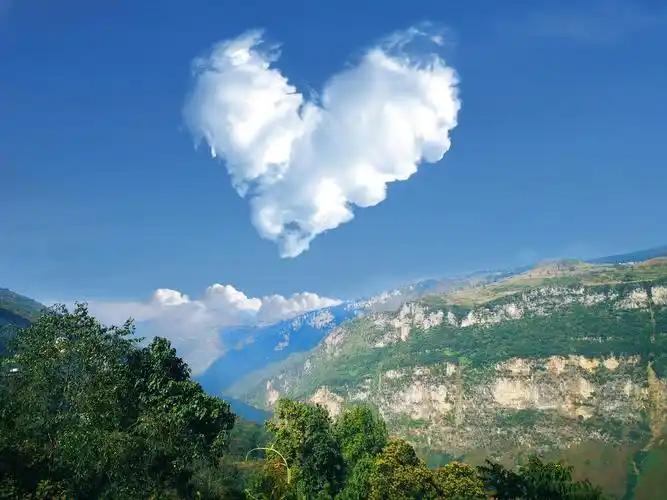 秋日的私语不及天边云彩的轻喃