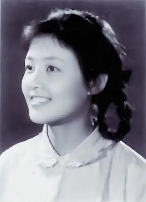 671958年4月7日,张兰出生于北京,父亲是清华大学建筑系的教授.