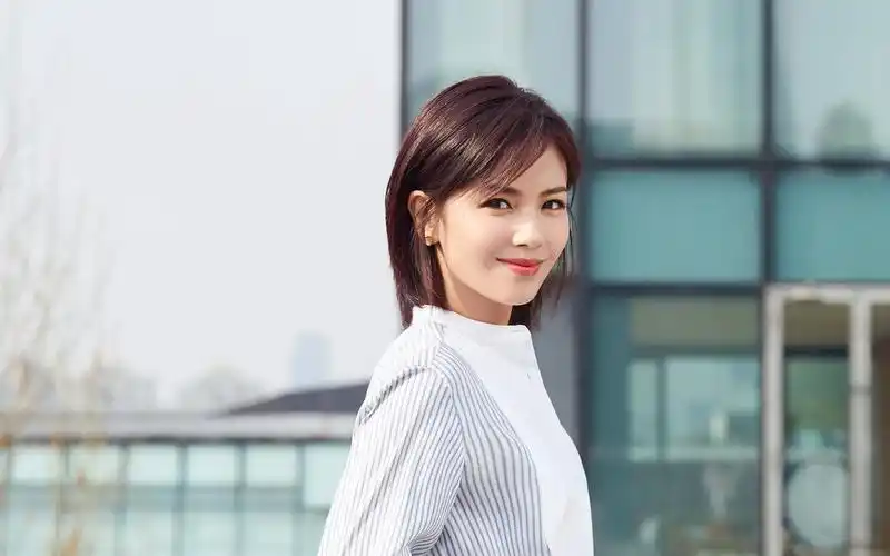 44岁刘涛起床太真实了,头发凌乱脸部浮肿,化妆前后对比判若两人.