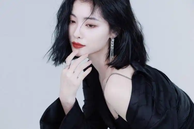 许佳琪黑裙造型酷飒风写真释出 ,短发红唇时尚魅惑