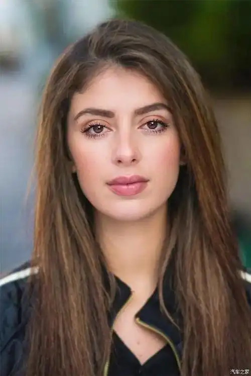 今天为大家介绍一位来自英国的时尚大美女法里达洛