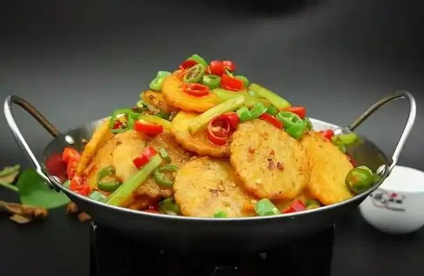 干锅土豆片很多人第一步就做错了,大师傅教几个技巧,出锅太香了