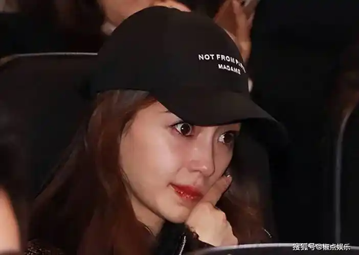 自以为爬到高位的她,便迫不及待想要摆脱自己的黑历史