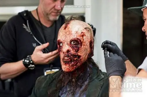 美国怪谭疯人院恐怖幕后照曝光血腥升级图