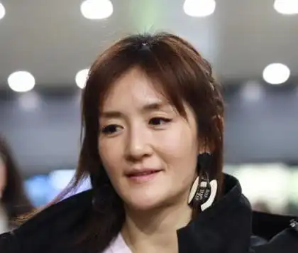 谢娜素颜现身机场头发凌乱皮肤松弛生完孩子确实老了