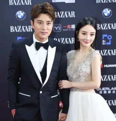 李小璐贾乃亮罕同框一家三口合照仍在家中被曝将上离婚综艺