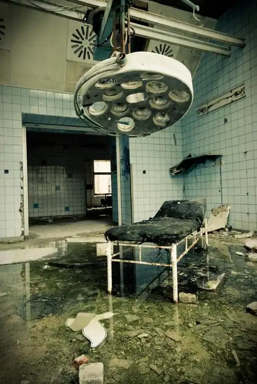 无人,医院,竖图,室内,白天,正面,床,照明,一张,古老,破旧,陈旧,灯光