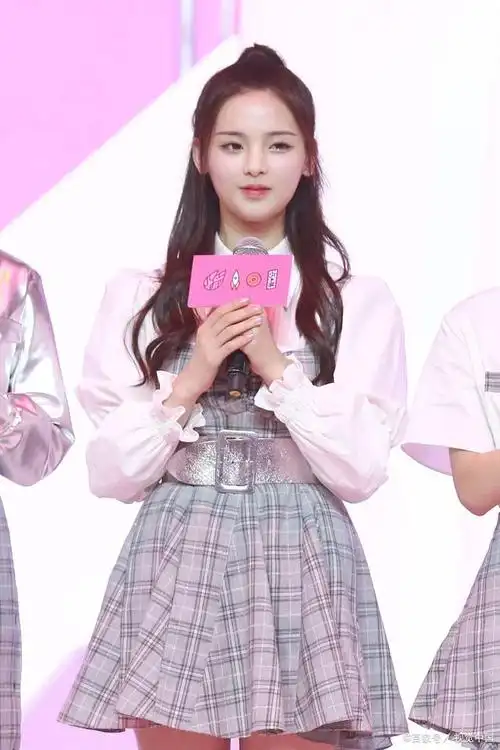 杨超越素颜照引爆网络,网友:三万年前的你是什么样