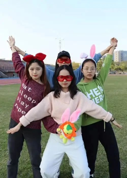 这样拍照每个人都能有头有脸花儿一样绚烂的姿势你get到了吗～兄弟