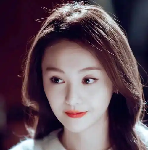 原创33岁郑爽最新近照曝光医美失败脸全垮了暴瘦似纸片人显憔悴