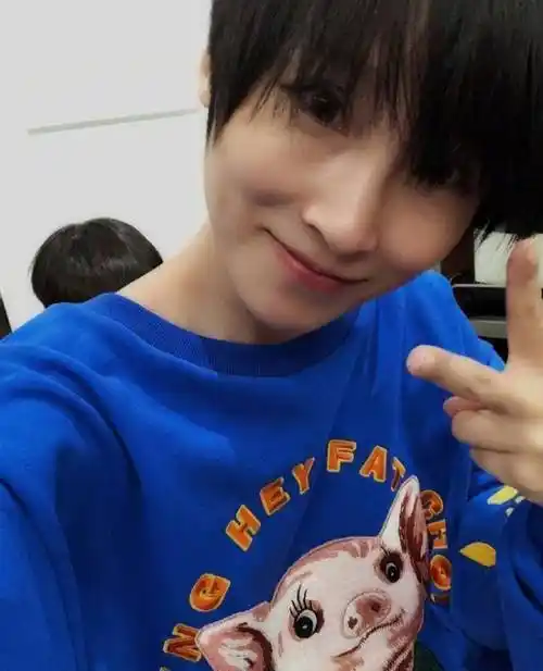 谢楠恢复很好,身穿猪年标志性卫衣格外亮眼,尽管是素颜出镜但皮肤状态