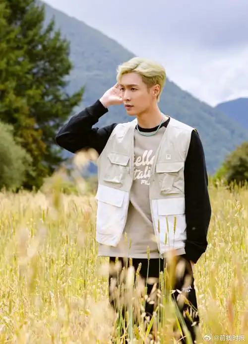张艺兴麦田照##张艺兴黄发侧颜