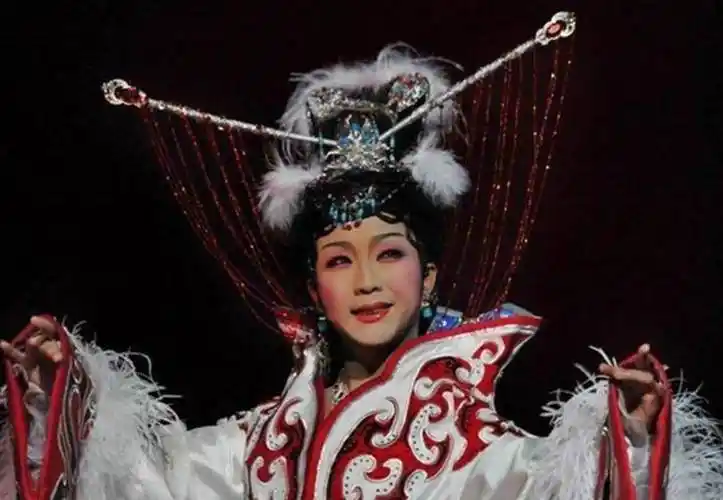 李玉刚有多渣:20岁为生计扮女,成名分手糟糠之妻,二婚娶高官女_男人