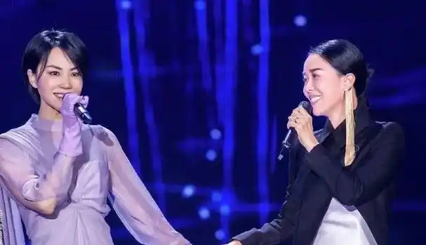 1998年的一场春晚,将王菲和那英两位歌手的命运紧密相连.