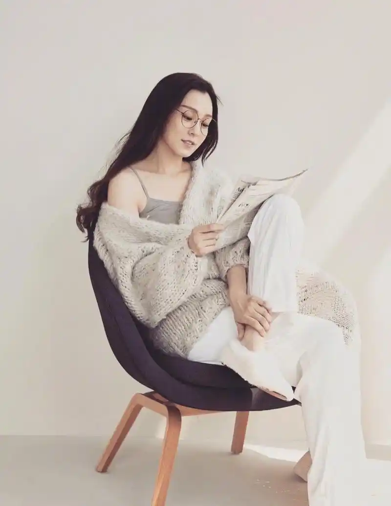 衬衫搭背带裤温柔甜美,在家就能调教老公|范玮琪|背带裤|身材_新浪