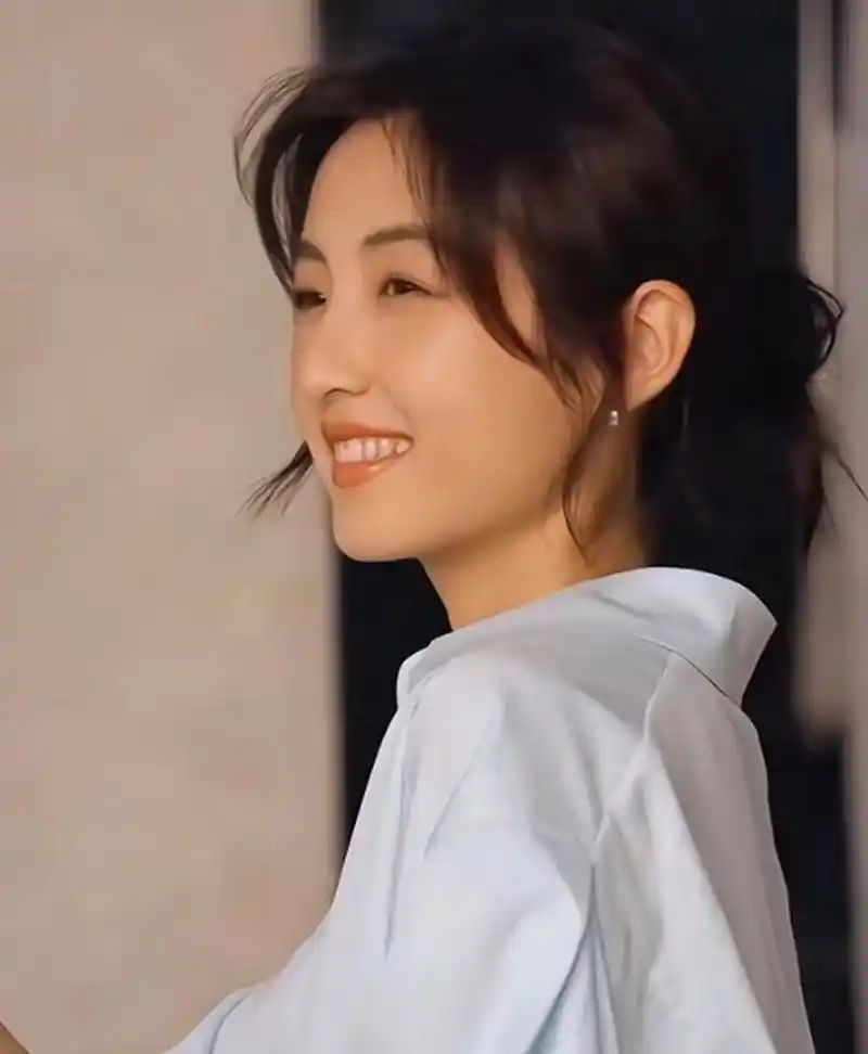 张子枫为代言品牌拍大片,侧脸再现名品鼻子,这是她五官之中最加分的