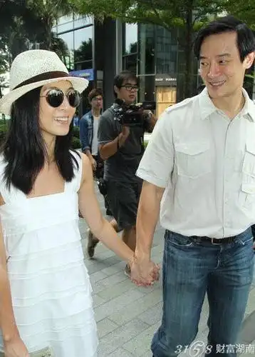 杨采妮与老公婚后牵手外出