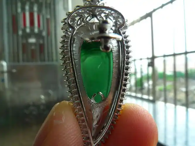 润玉楼天然a货翡翠好种蓝水虎牙18k金镶钻吊坠