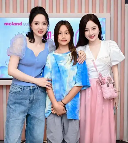 李小璐开兰博基尼送女儿上课,甜馨身高赶上妈妈,合影时显不耐烦