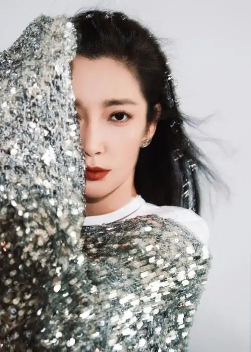 李冰冰穿银色上衣亮眼前卫 光影朦胧间眼眸清亮