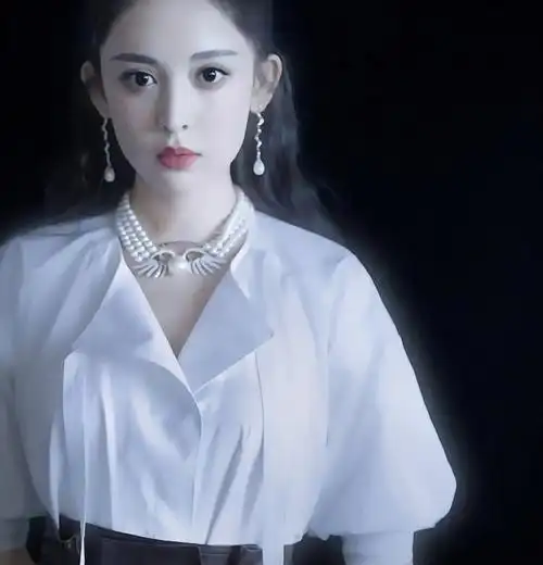 古力娜扎简约白衬衫搭俏皮短裙清新自然