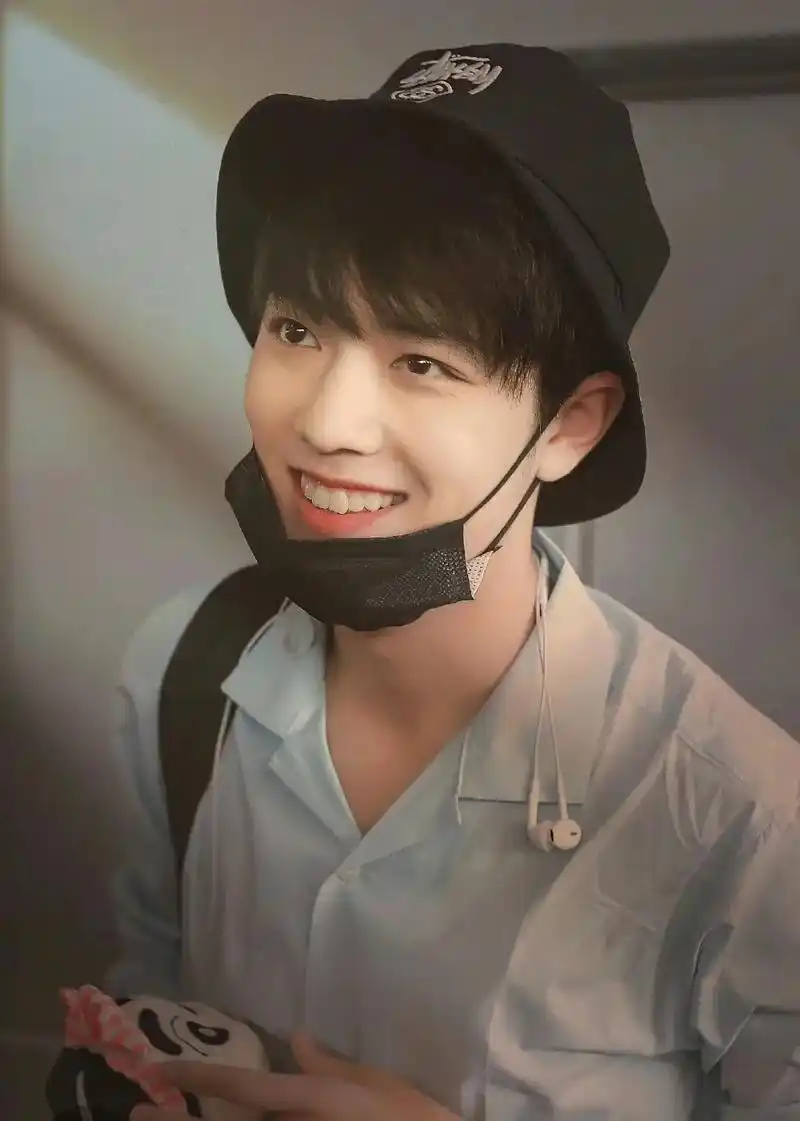 祝肖战生日快乐三十而立三十而已要一直笑哦