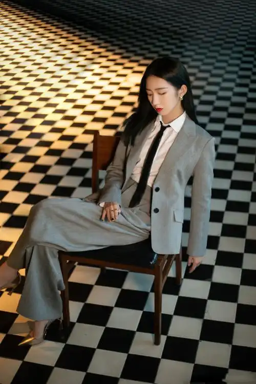 孟美岐最近变得越来越帅身穿简洁清爽的牛仔裤套装酷感十足