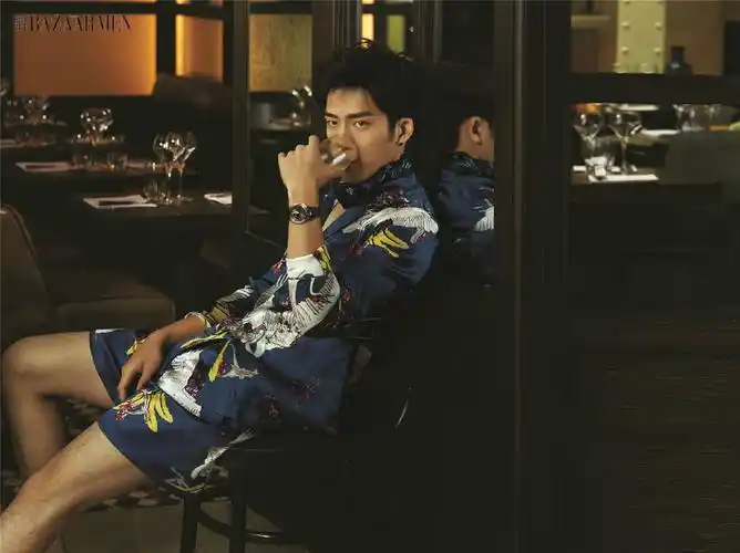 井柏然头戴皇冠登《芭莎男士》】井柏然头戴皇冠,霸气十足,但咬着面包