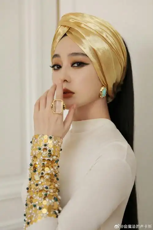 范冰冰在巴黎时装周的这几组造型,虽然不是每一组都彻底惊艳,但是终于