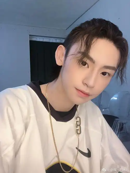 出道700天小鬼微博上线发自拍满脸胶原蛋白的日系卷毛boy