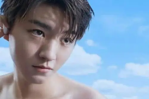 王俊凯最大尺度广告大片半裸上镜大秀好身材雨中跑步撩不自知