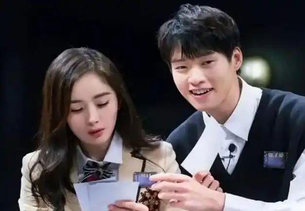 名场面赵丽颖失奖摆黑脸杨幂偷瞄魏大勋心思根本藏不住