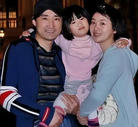 这对"师生恋"本就不被外界所看好,可小李琳一心想要嫁,甚至不顾家人