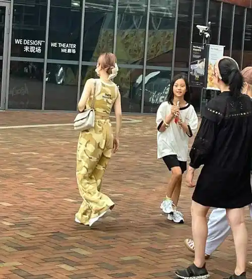 偶遇李小璐母女看展大方任拍很随和10岁甜馨肤色比妈妈黑太多