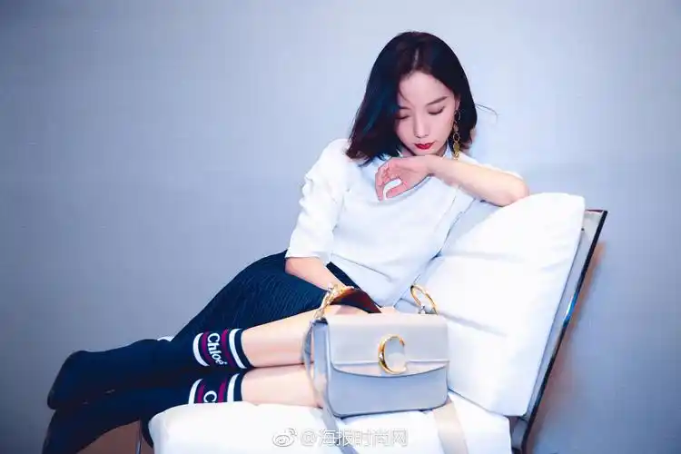 演员@王珞丹 身着chloe 2019春季系列