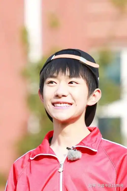 易烊千玺总是很严肃 大家有没有他微笑的照片?