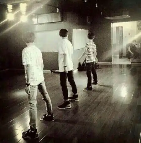 求tfboys三小只背影照片