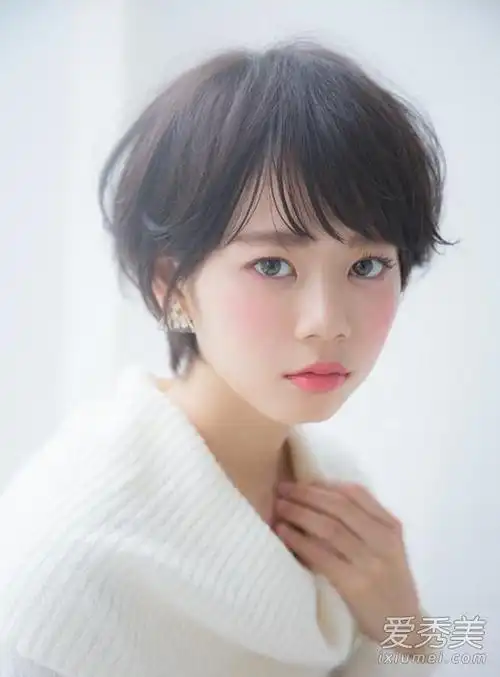 两边鬓角更长一点的短发,这种快要齐下巴的款式适合发型过渡期的
