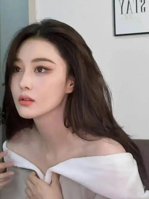 张馨予时尚写真:风韵犹存,芳华绝代