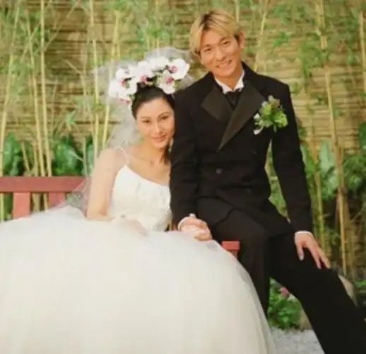 2009年,朱丽倩和刘德华参加完老人葬礼后,一起回到国内.