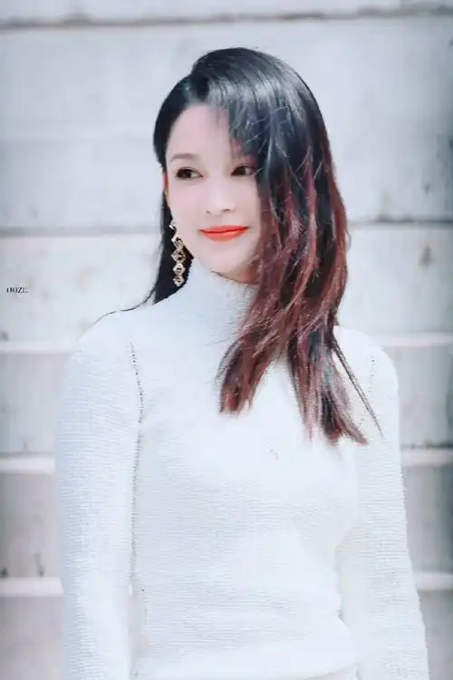 李沁秀场外给粉丝签名##外网镜头下的李沁