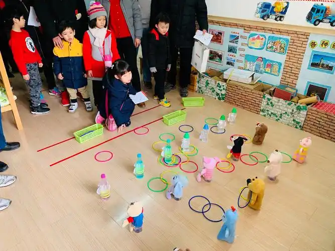 快乐套圈是宝贝们最喜欢的啦!看看谁能套中自己喜欢的吧!