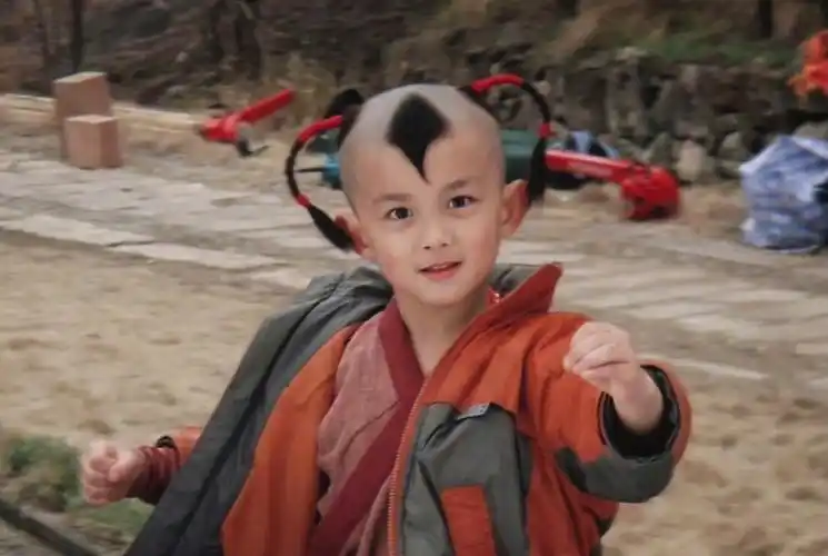 演戏了,那时的他出演了《封神榜之凤鸣岐山》,剧中的他饰演一个小哪吒