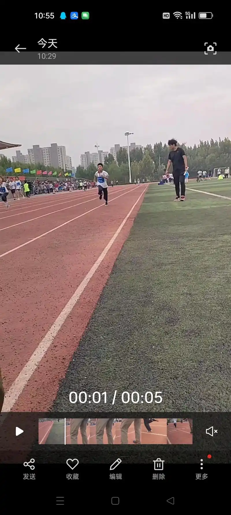 学校运动会 光脚跑完400米,还获到的第一名05,现实版  - 抖音