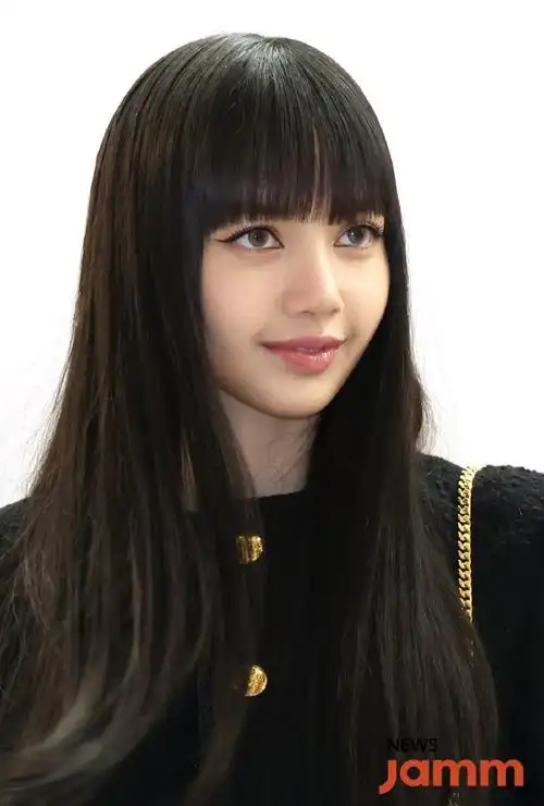 lisa黑长直造型生图