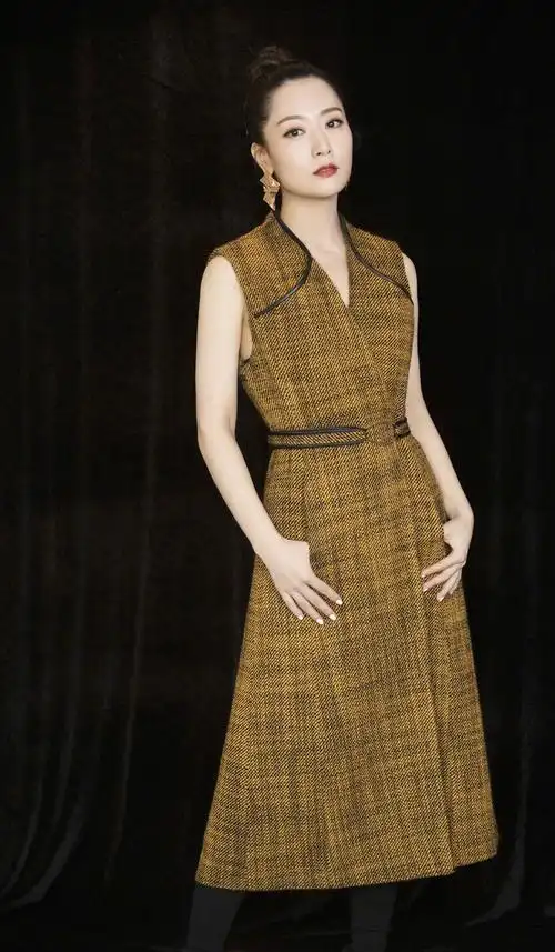 白冰高定礼服惹争议,被要求删照上热搜,灰色吊带的确大气