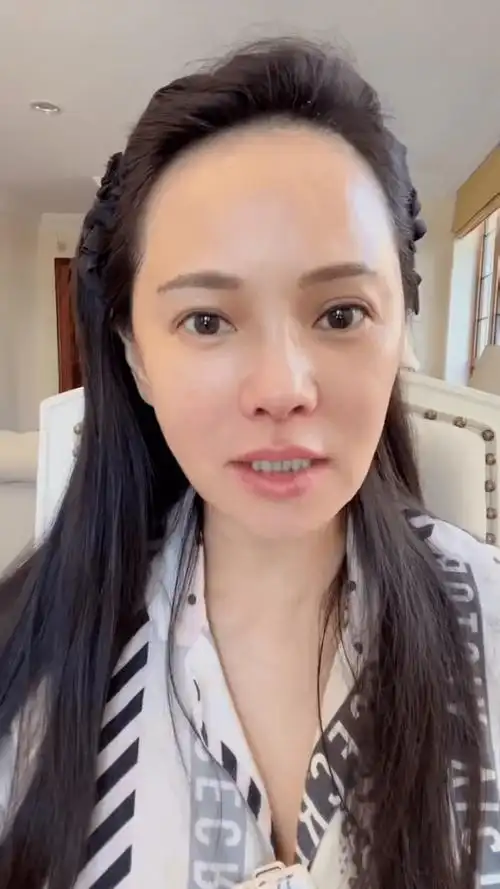 54岁伊能静罕见素颜出镜,皮肤白到发光没有皱纹,获赞冻龄女神