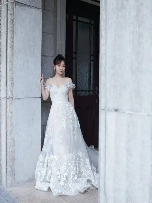 杨紫出席电视剧品质盛典造型,白色镶钻时尚长裙,淑女范儿十足_东方_小