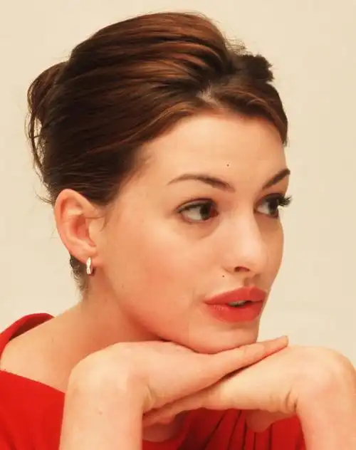 安妮·海瑟薇:《蝙蝠侠》终章的猫女,美貌与风情并存的真女神