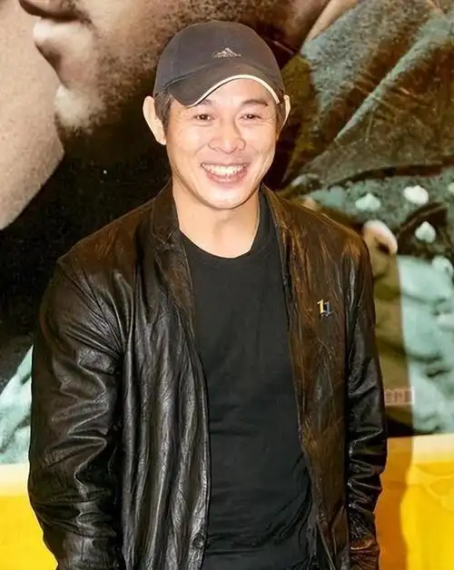 李连杰在向佐家里头戴花朵染黄发抱着向佐女儿像奶奶